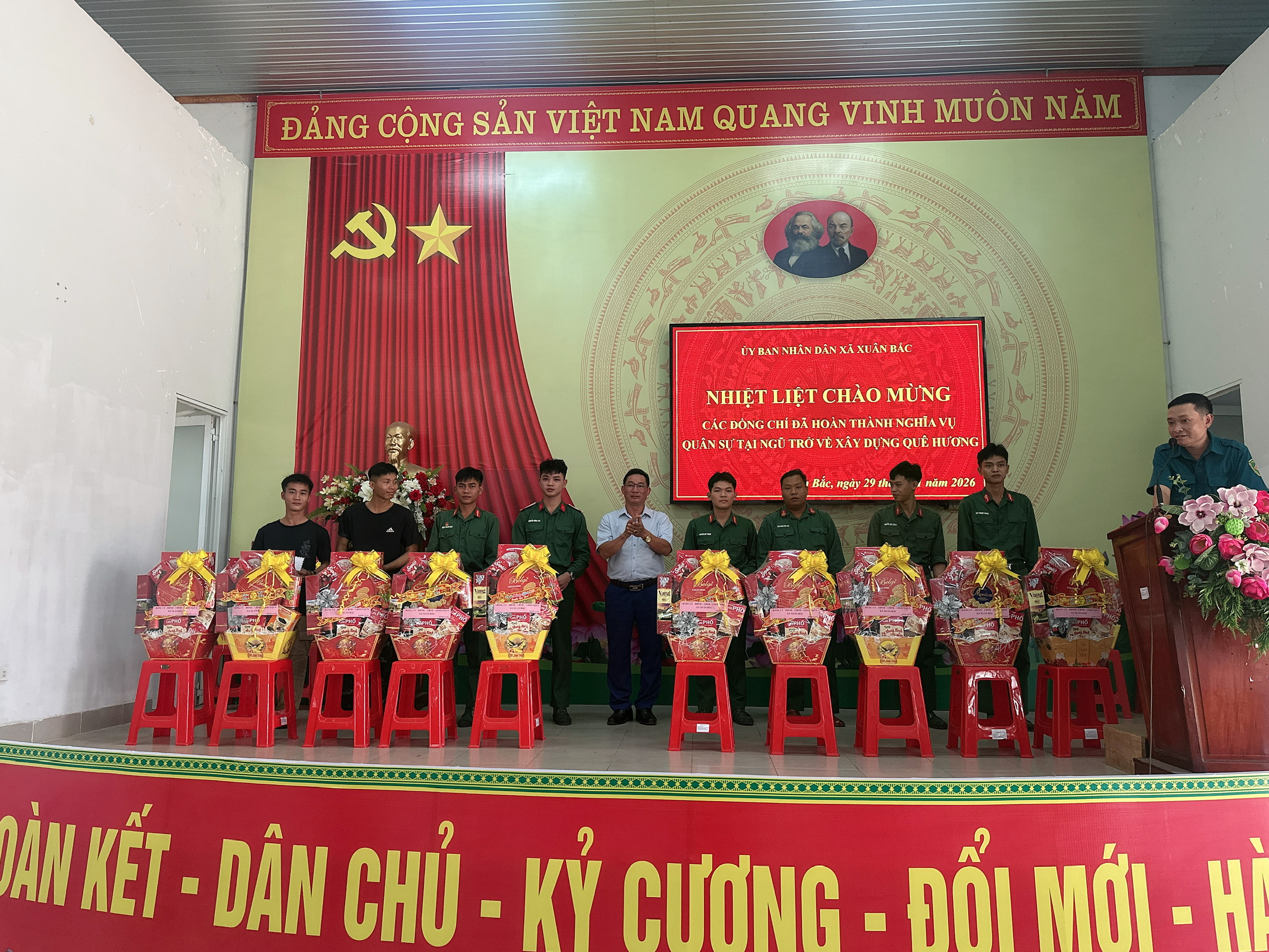 Đồng chí Lương Thanh Tùng - Phó Bí thư thường trực Đảng ủy tặng quà cho quân nhân xuất ngũ năm 2026